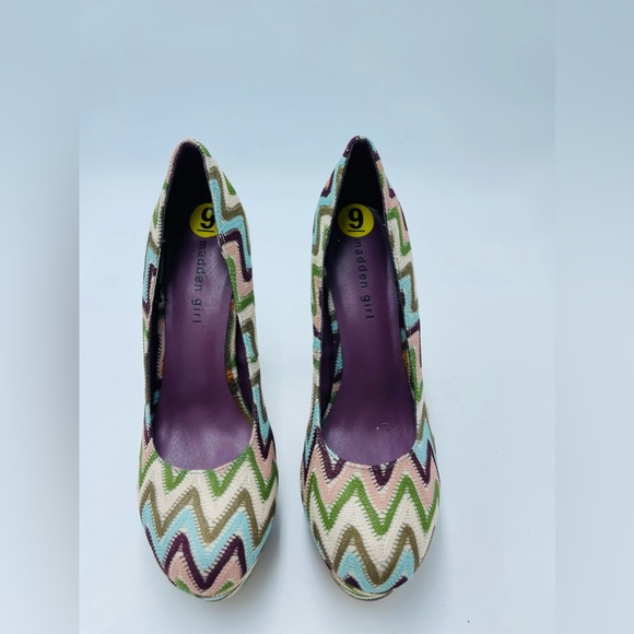 Madden Girl “Malley” Zigzag Chevron Multi Color Green Beige Platform Pumps - Picture 6 of 8
